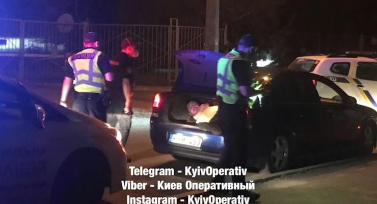 В Киеве полиция обнаружила "похищенного" блогера в багажнике авто