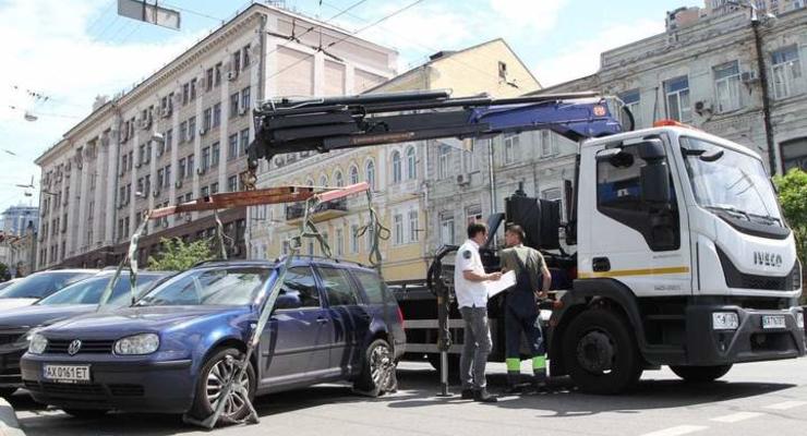 В Киеве приостановили незаконную эвакуацию автомобилей: что известно