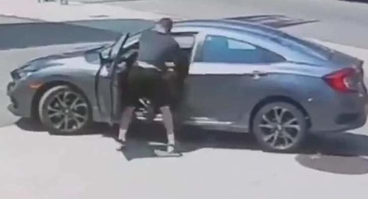 Боец ММА застал автовора на горячем в своем автомобиле: видео
