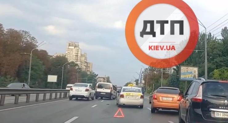 Тройное ДТП на проспекте Победы в Киеве: движение затруднено