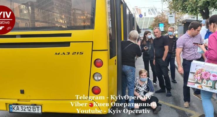 В Киеве водитель автобуса протащил пенсионерку зажатую в дверях: фото