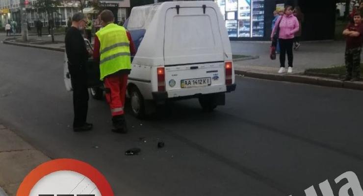 Водитель Таврии сбил девушку во время остановки трамвая: фото