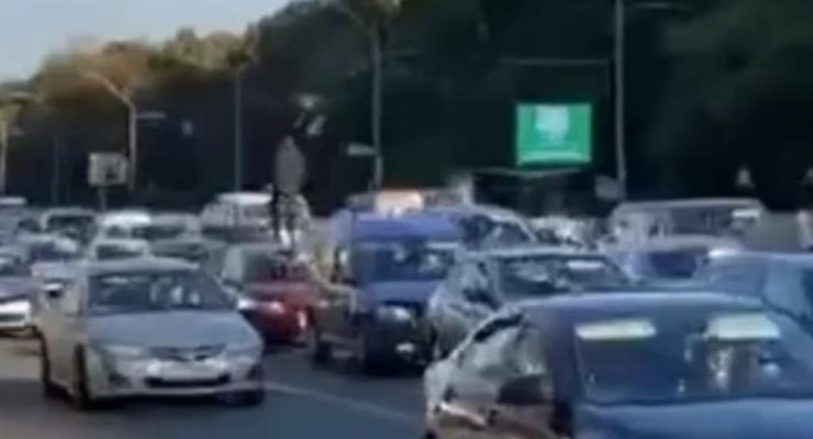 В Киеве неадекват бегал по крышам автомобилей: видео инцидента