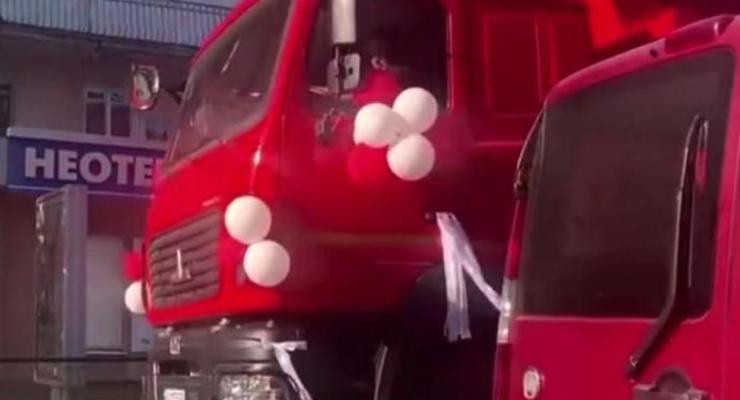 В Киеве заметили необычный свадебный кортеж из грузовиков: видео
