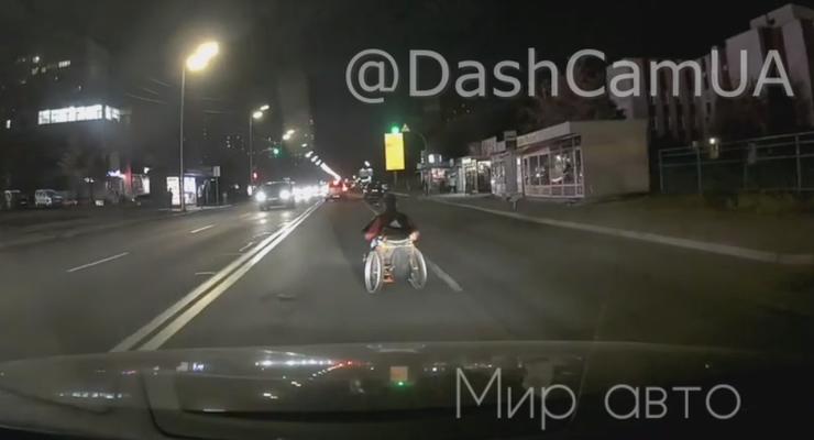 Человек на инвалидной коляске возомнил себя автомобилем: видео ицидента