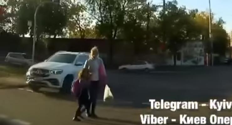 Яжемать с ребенком кинулась под колеса авто на красный свет: видео
