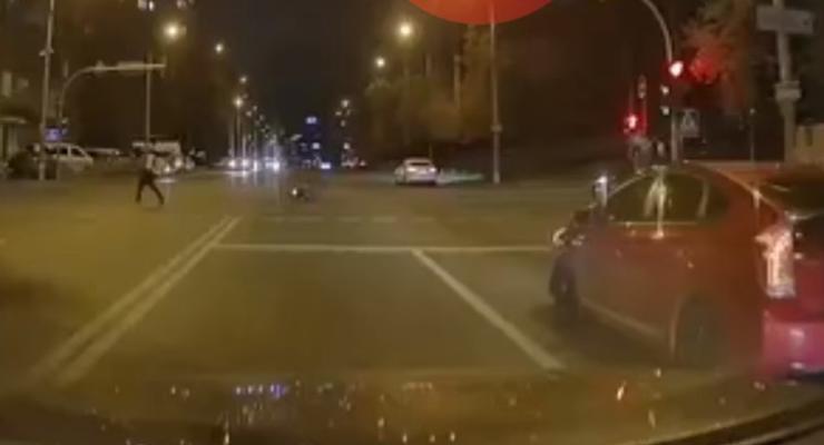 В Киеве водитель BMW X5 протаранил мопед и уехал с места происшествия