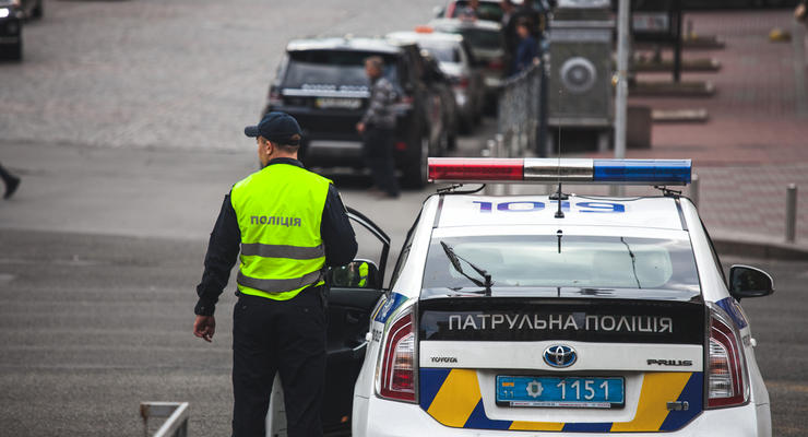 На Волыни сотрудник полиции перевел теще 800 тысяч гривен за ремонт служебных авто