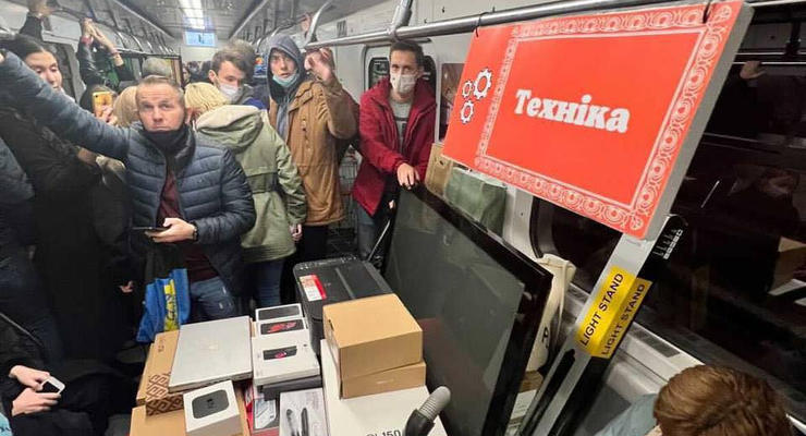 В киевском метро открыли первый вагон-ТРЦ: фото и видео