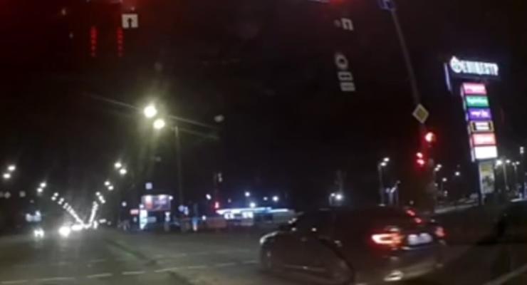 Мгновенная карма: водитель пролетел на красный и получил штраф