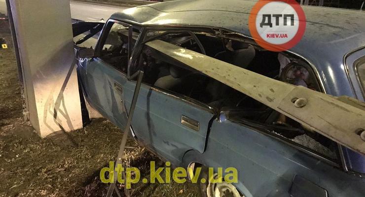 Водитель ВАЗ нанизал машину на отбойник: видео смертельного ДТП