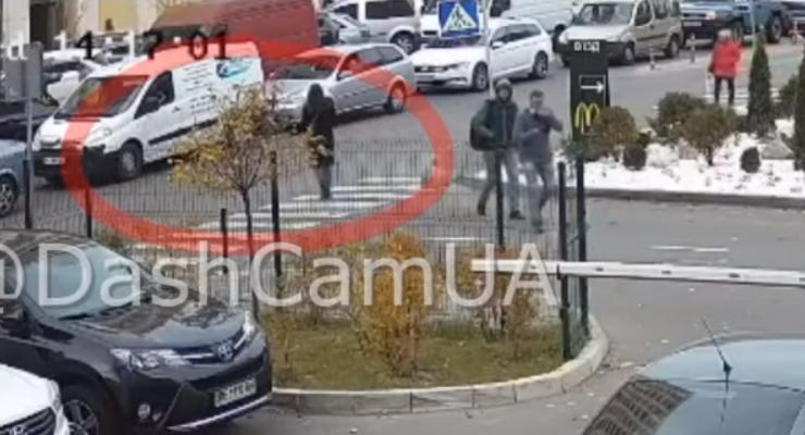 Девушку сбили во время попытки перебежать дорогу: видео 18+