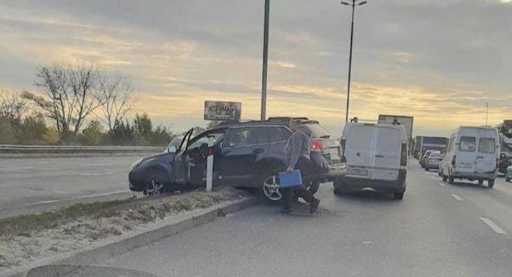 Курьез дня: водитель Subaru застрял при попытке объехать пробку, фото