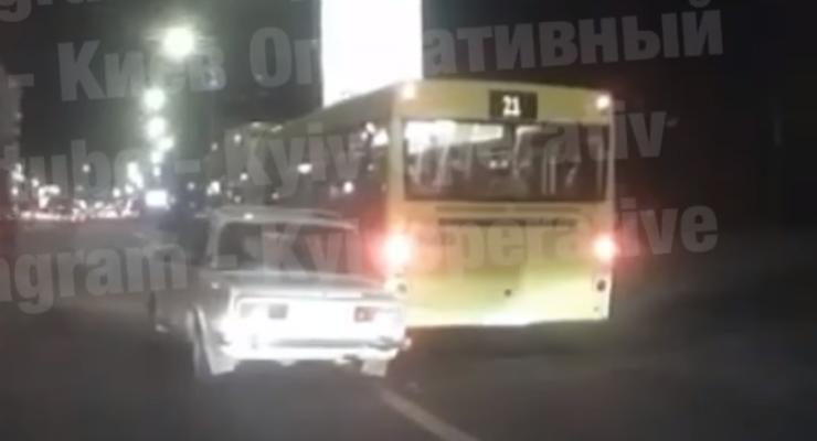 Пьяный водитель ВАЗ протаранил автобус и сбежал: видео 18+