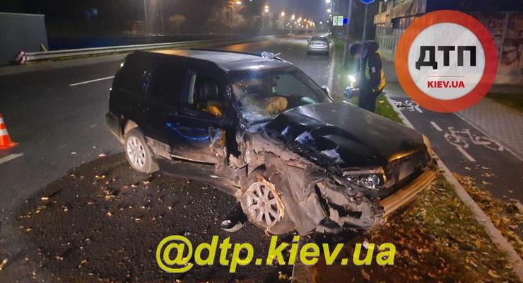 Пьяный водитель протаранил дерево в центре Киева: подробности