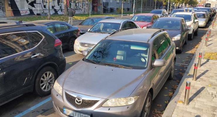 В Киеве водители начали парковаться третьим рядом из-за карантина