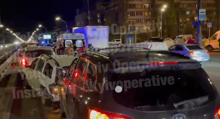 В Киеве водитель Hyundai устроил массовое ДТП и сбежал: видео