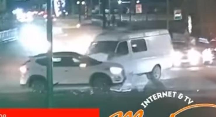 Лобовое ДТП на проблемном перекрестке под Киевом: видео момента аварии