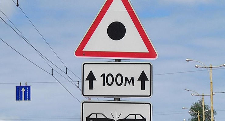Triángulo de señal de tráfico con un punto en Ucrania: ¿qué significa?