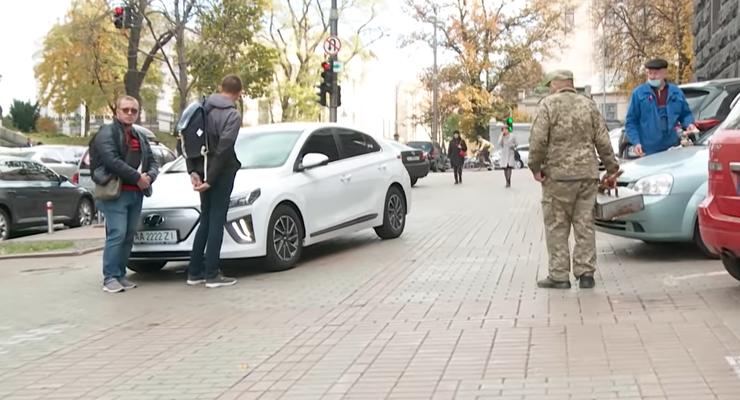 Как работники Кабмина паркуются на тротуаре в центре Киева: видео