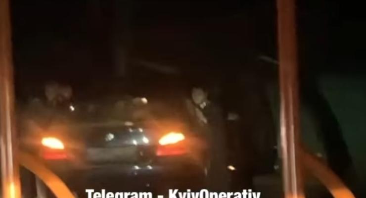 Под Киевом парни на BMW протаранили столб и сбежали с места ДТП: видео
