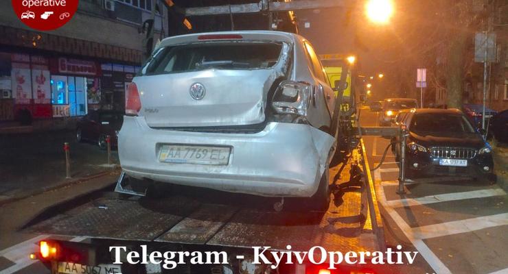 В Киеве водитель протаранил остановку и сбежал с места ДТП: видео