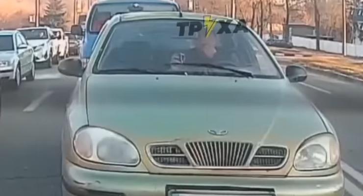 Курьез дня: водитель из Харькова решил побриться прямо за рулем
