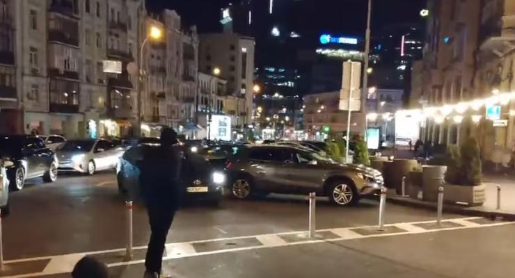 Скандал вокруг Бессарабки: пешеходную зону превратили в парковку