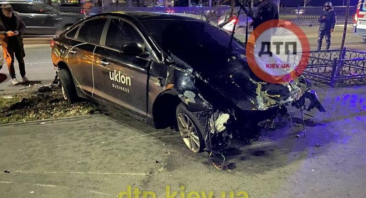 Пьяный таксист Uklon устроил серьезное ДТП в центре: фото
