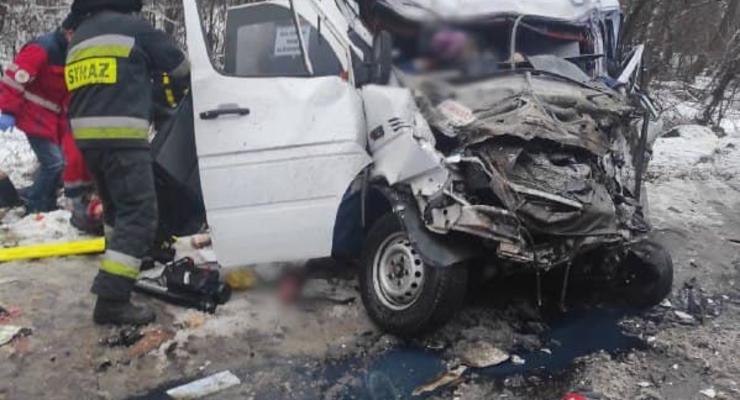 В Черниговской области грузовик протаранил маршрутку: 11 погибших