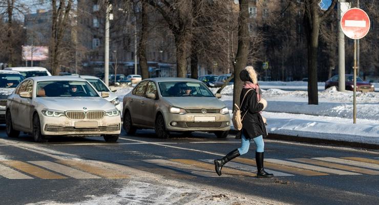 Гололед в Киеве: водителям и пешеходам напомнили, как вести себя на дороге