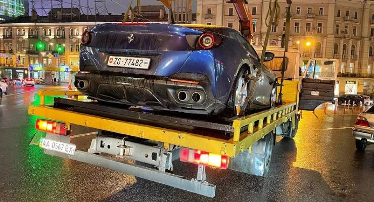 В центре Киева эвакуировали Ferrari за нарушение правил парковки: фото