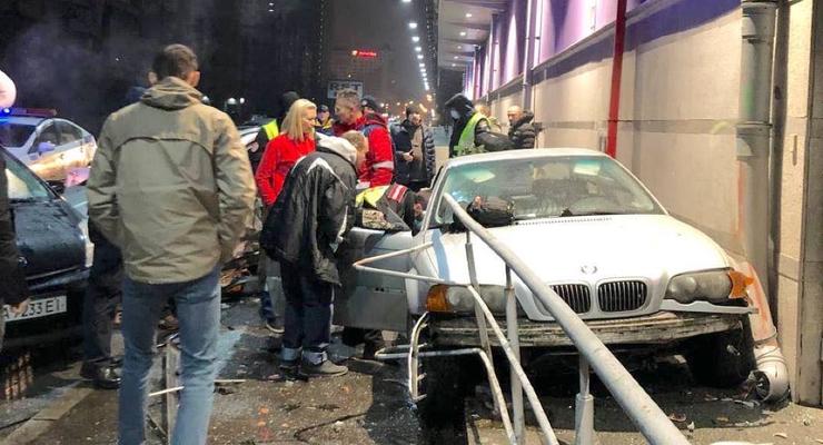 Пьяный водитель BMW протаранил два авто и врезался в ТРЦ Dream Town