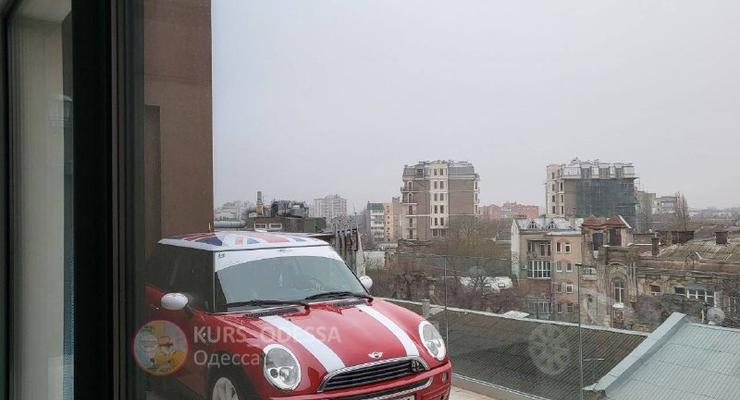 Одесситы припарковали Mini на балконе многоэтажки: видео