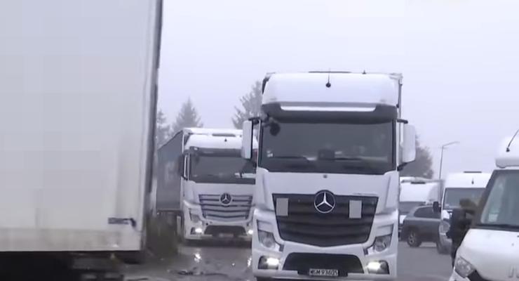 На границе с Польшей в очереди вторые сутки стоят 500 грузовиков