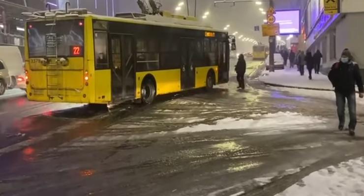 Транспортный коллапс и массовые ДТП: как Киев встретил первый снег