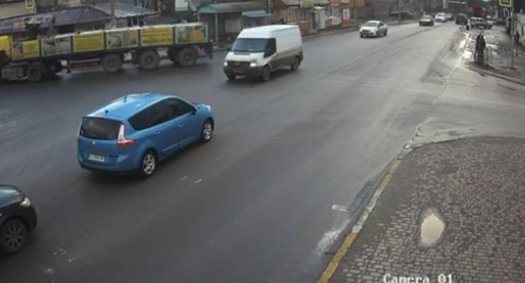 Нарушение правил парковки привело к серьезной аварии: видео