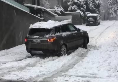 Полноприводный Range Rover не смог выехать на горку: курьезное видео