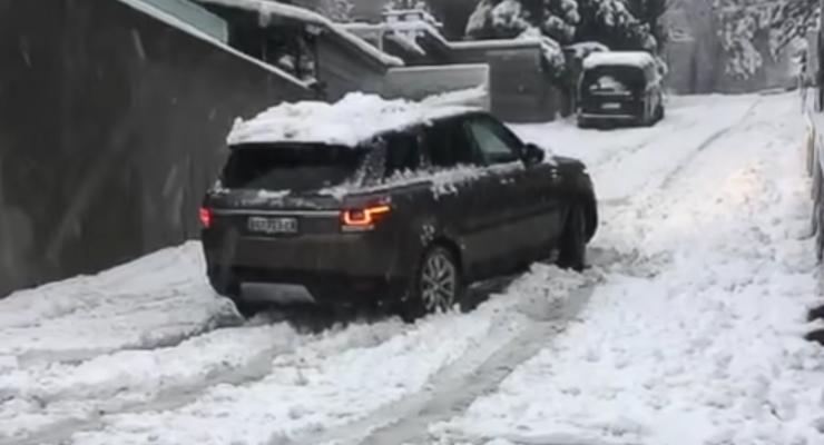 Полноприводный Range Rover не смог выехать на горку: курьезное видео