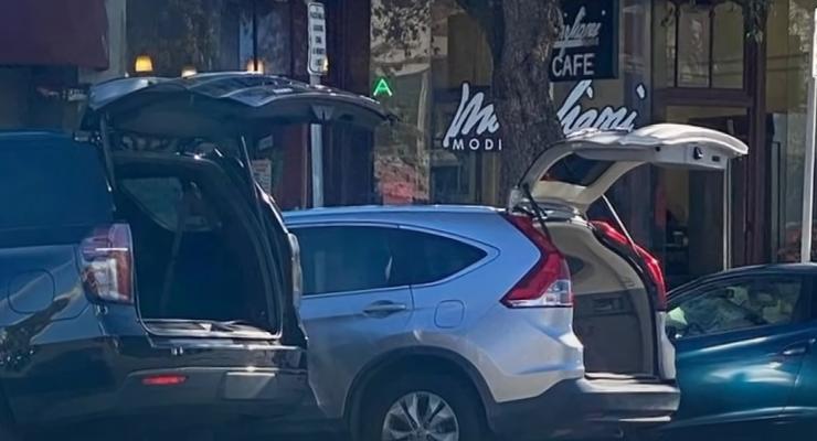 Зачем в Калифорнии водители оставляют авто с открытыми дверьми - видео