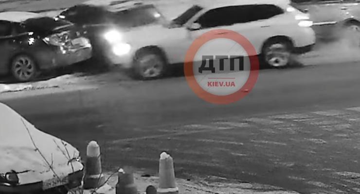 Водитель BMW протаранил два припаркованных авто и сбежал: видео ДТП