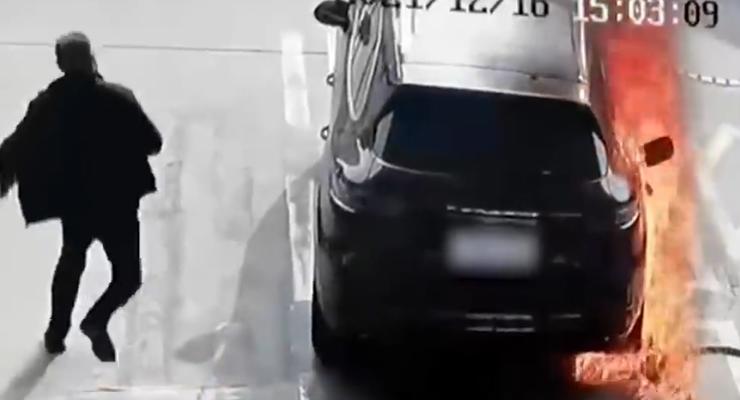 Мужчина поджег чужой Porsche Cayenne на заправке и сбежал: видео