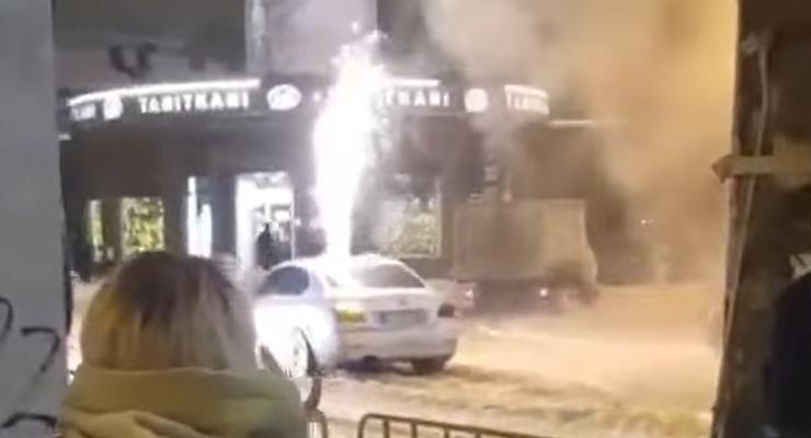 В Днепре водитель BMW запускал фейерверк прямо с крыши авто: видео