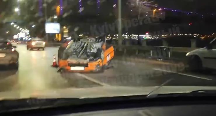 Авария с переворотом парализовала Киев вчера вечером: видео