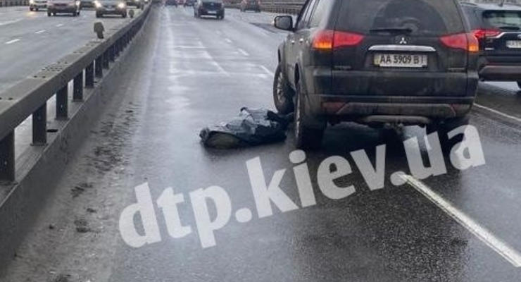 В Киеве водителю стало плохо, он попал в ДТП и умер: видео