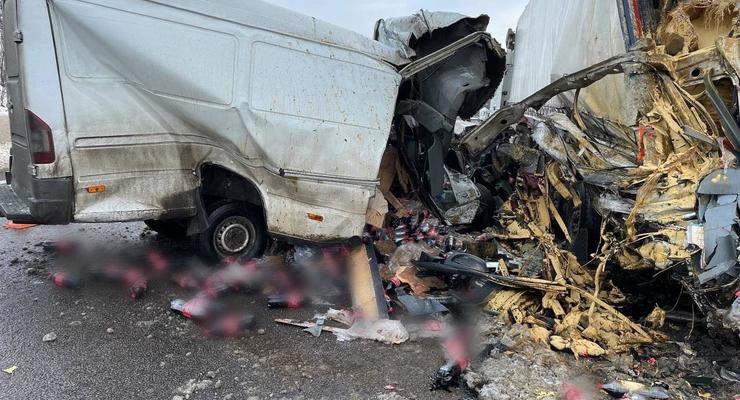 Водитель буса Mercedes, чудом выжил в чудовищном ДТП: подробности