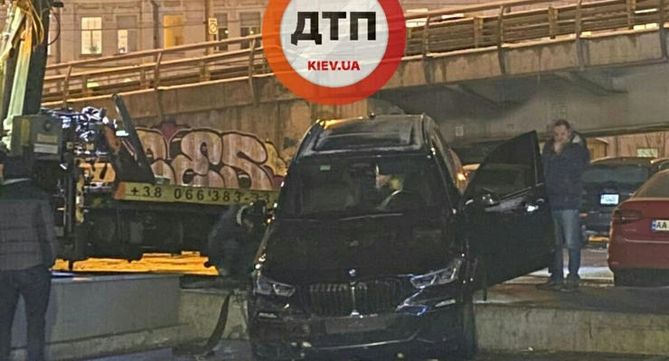 Девушка на BMW перепутала педали и попала в необычное ДТП: фото
