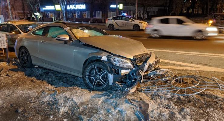 В Киеве мужчина угнал Mercedes и тут же попал на нем в ДТП: фото