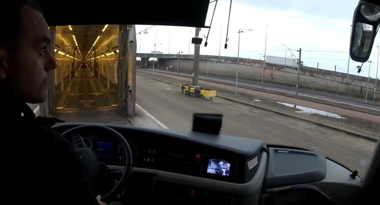 Как переправляют огромный автобус через тоннель под Ла-Маншем: видео