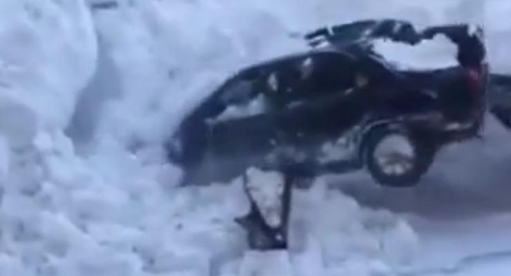 В России трактор расчистил улицы от снега вместе с машинами: видео